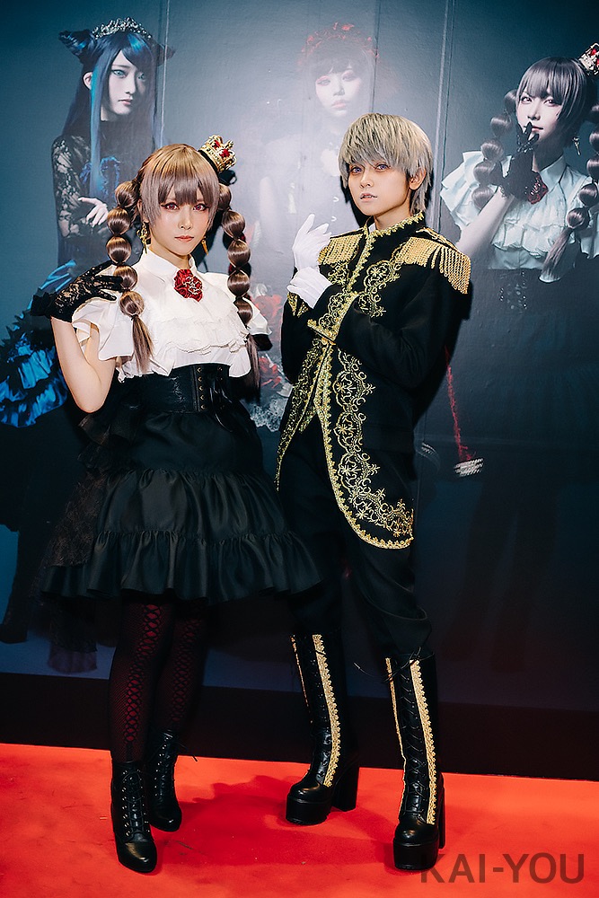 （左）えい梨さん（右）桃月なしこさん／「コミックマーケット95」KATEブースにて