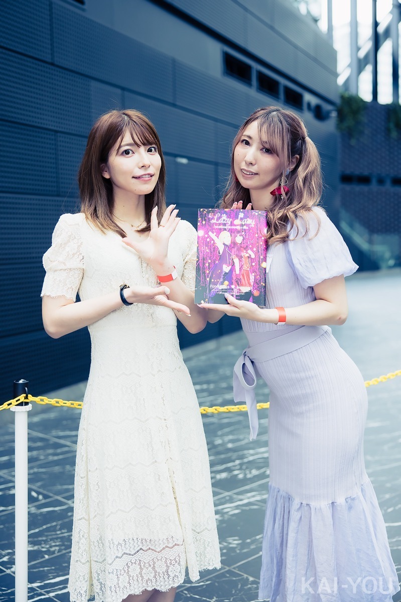 上原亜衣さん（左）2021年