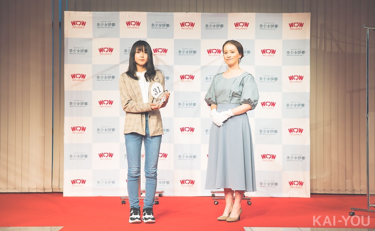 「美少女図鑑 AWARD 2021」準グランプリの山本由亜那さんとMCのドーキンズ英里奈さん