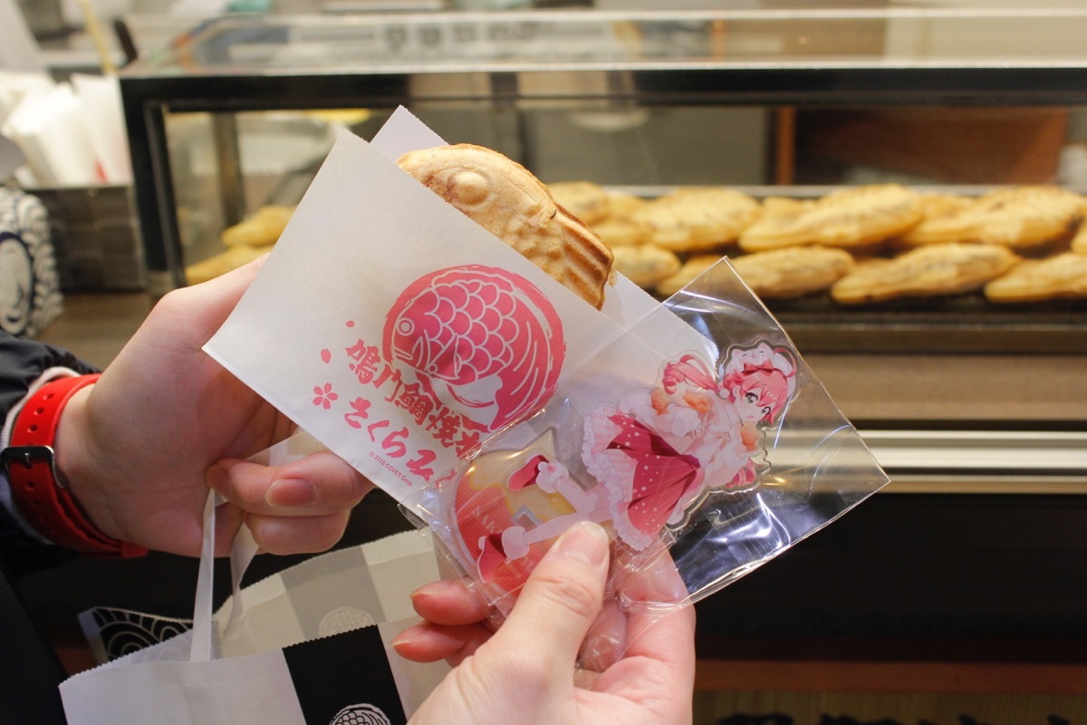 コラボたい焼き「さくら餡」とアクリルスタンド