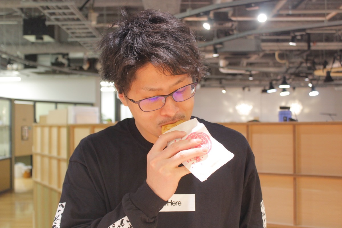 たい焼きを食べるtaioji