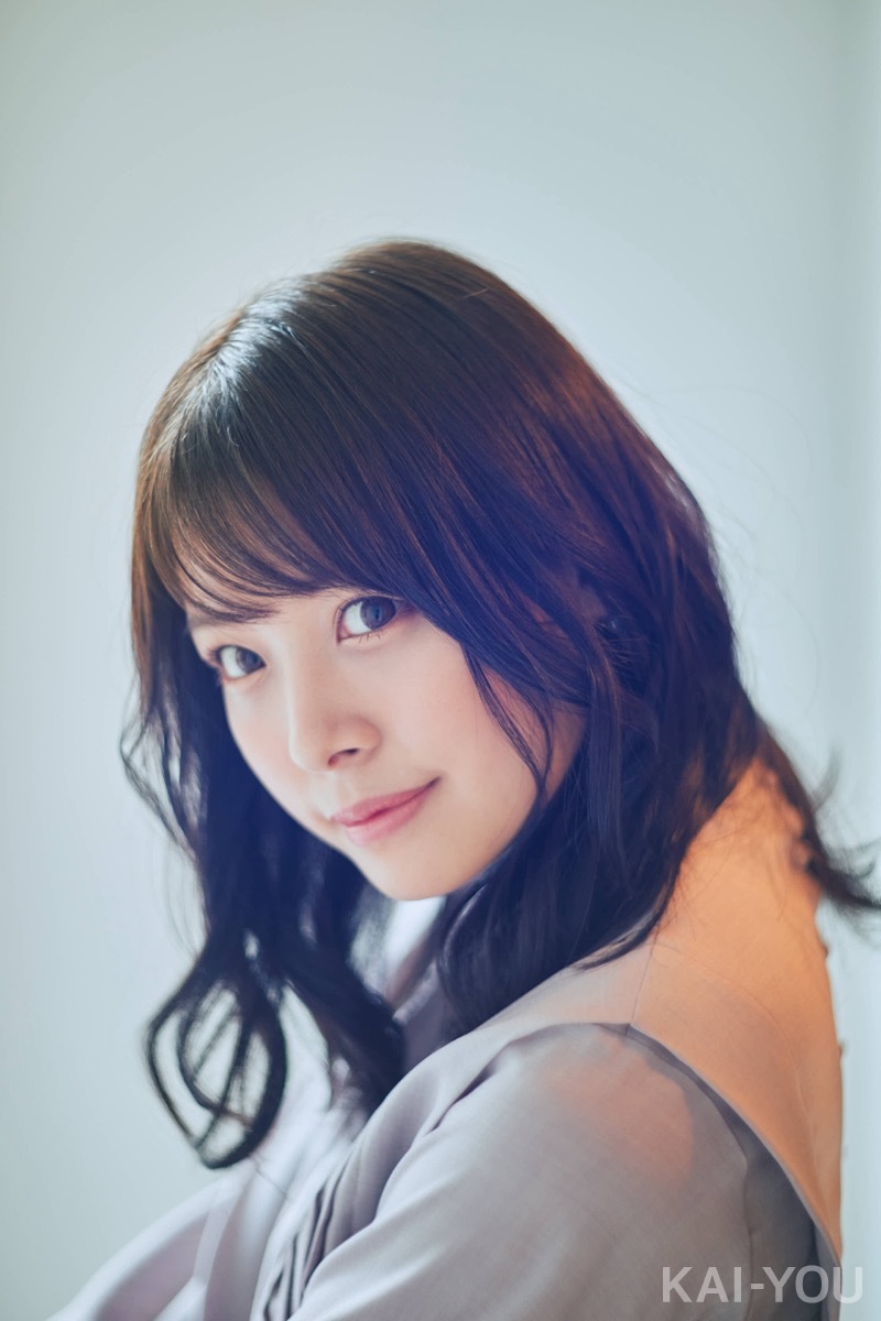 画像17: 【写真】セクシー女優 八木奈々が過ごす、花と4000冊の本に囲まれた暮らし