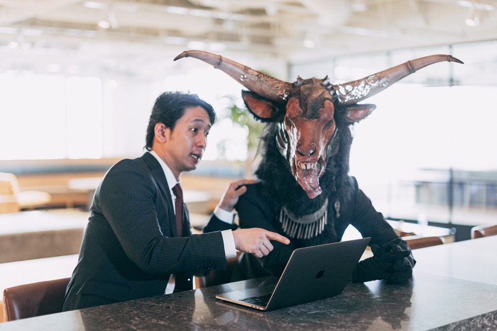 お前、指名手配中の魔神にそっくりじゃない？／画像はぱくたそより