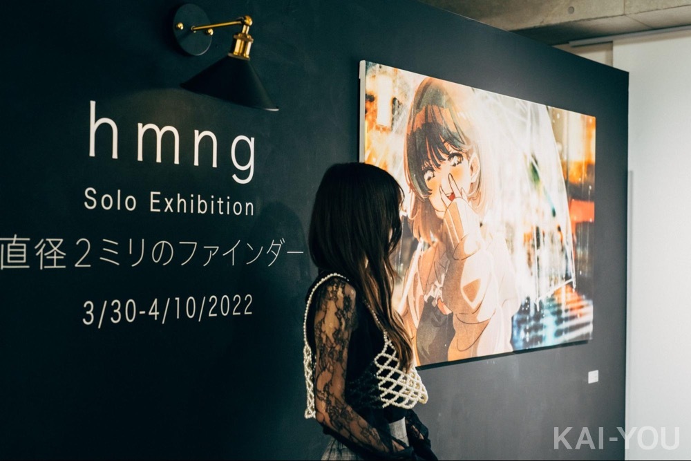 hmng個展／キービジュアルの前に立つhmngさん