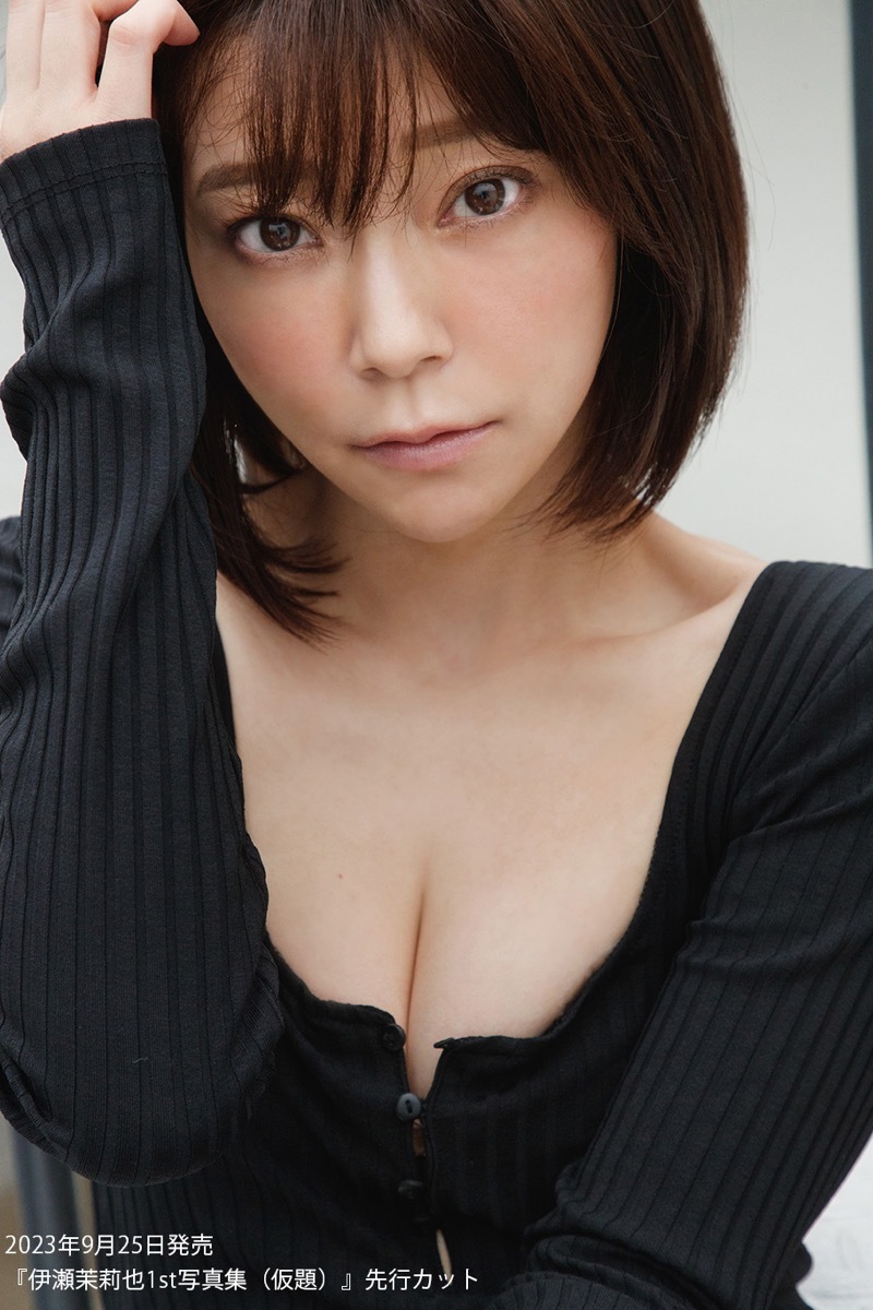声優 伊瀬茉莉也、初写真集で水着やランジェリー姿に「人生で今が一番綺麗」