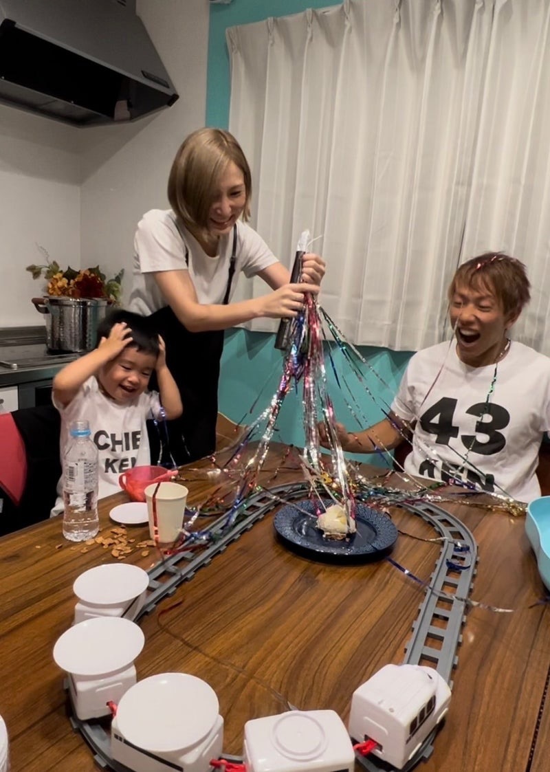 事実婚関係の解消を発表したはあちゅうさんとしみけんさん／画像はしみけんオフィシャルブログより