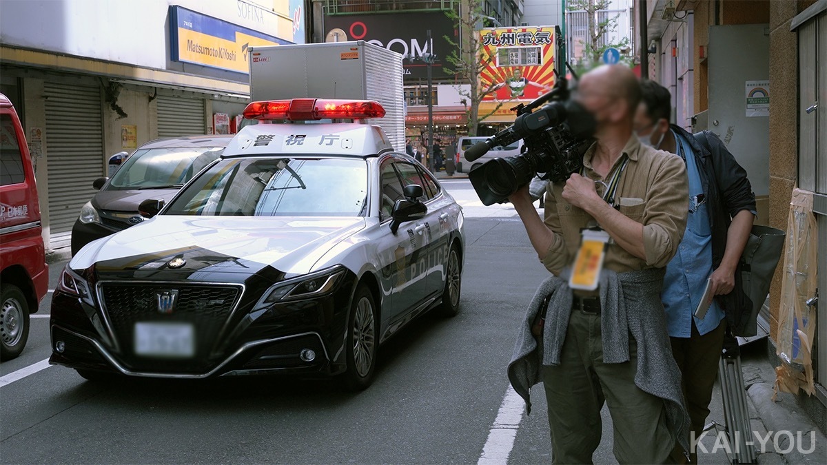 熱狂の現場に駆けつけたテレビ局や警察／編集部撮影