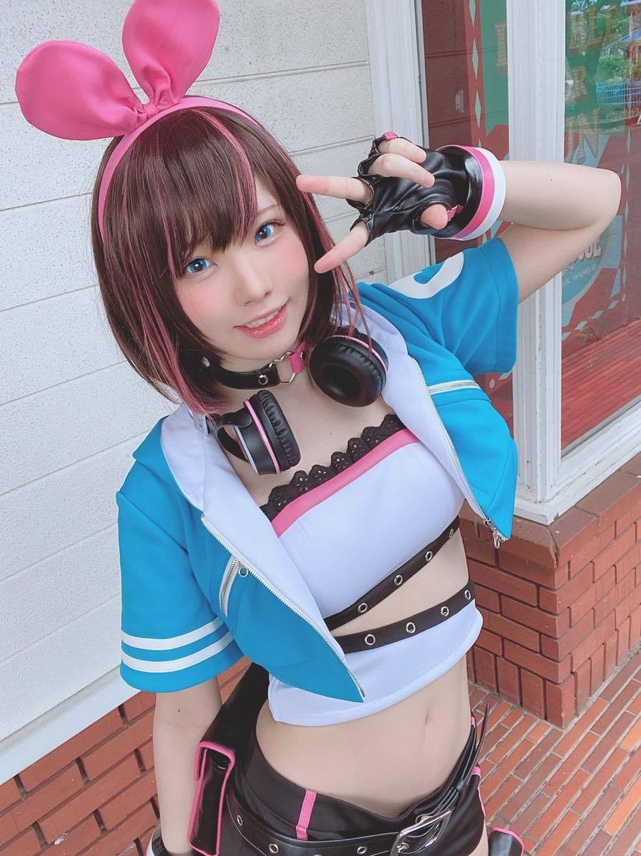 えなこさんによるKizuna AIさんのコスプレ