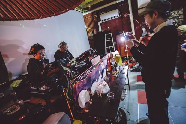 歌謡曲で踊り明かし、汗をかいたらラウンジ裏の天然温泉が待っている。この圧倒的な幸せのループよ。
