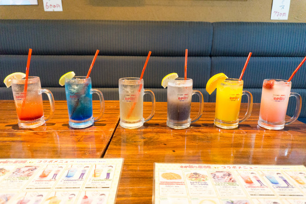 さが松り居酒屋 左からおそ松、カラ松、チョロ松、一松、十四松、トド松のコラボドリンク。