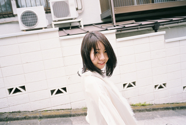『伺い、覗き見るように』