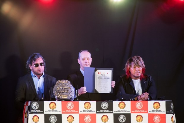新日本プロレスによる公開調印式_ケニー選手(左)、メイCEO、棚橋選手(右)