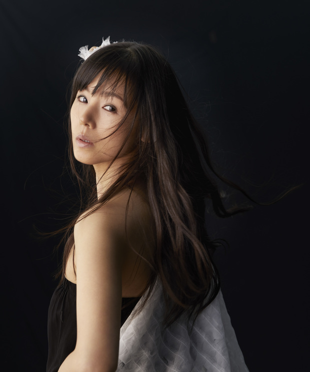 小西真奈美さんアーティスト写真