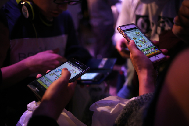 DJイベントでモンストをする人たち