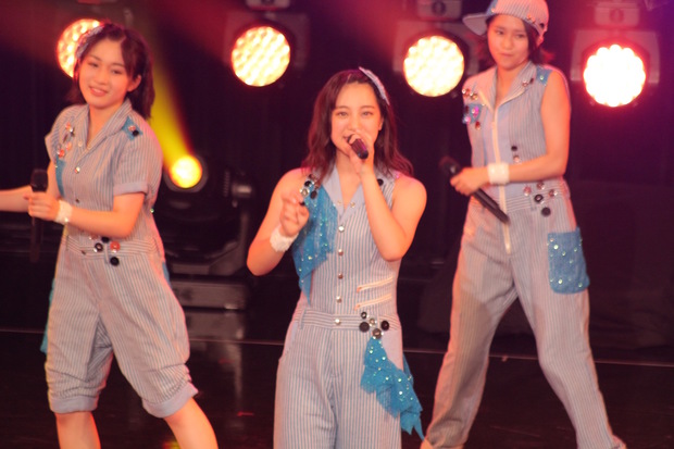 (中央)小川麗奈さん