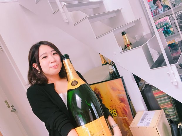 潜入したパーティでご満悦のミクニ