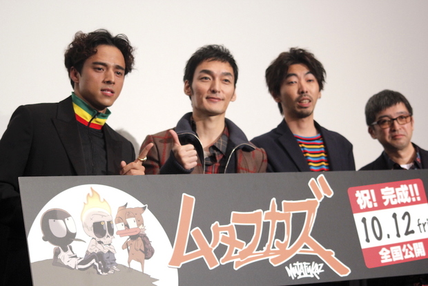 メインキャストの3人と西見祥示郎監督