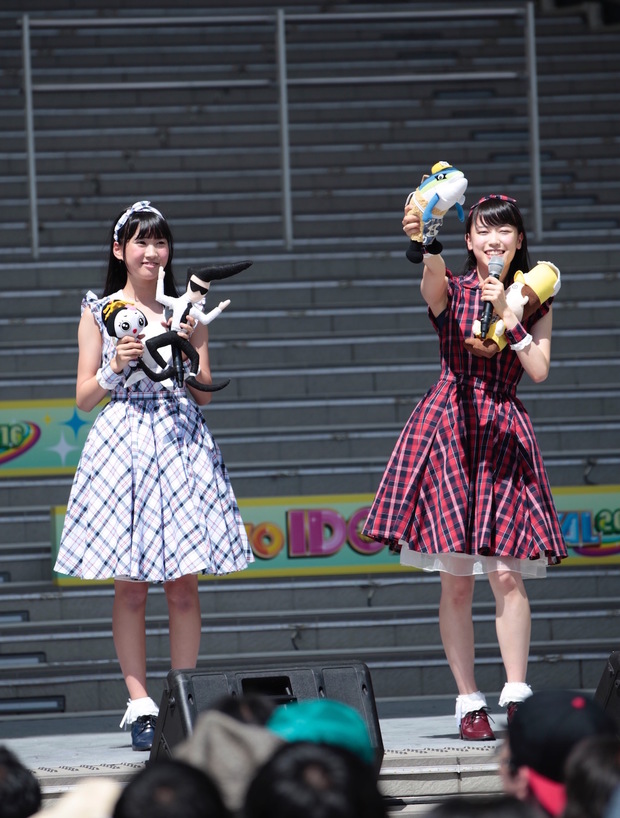 (左から)横山実郁さん、佐藤乃々子さん