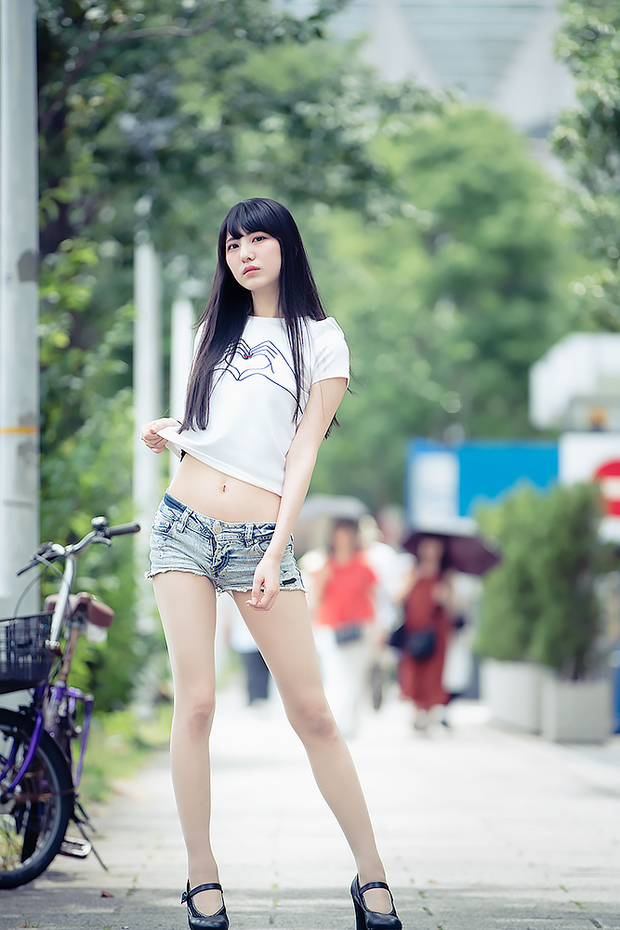 絶世の美脚美女にしてヘソ美人 みりっくさん写真