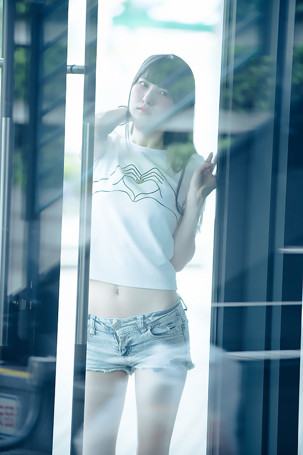 絶世の美脚美女にしてヘソ美人 みりっくさん写真