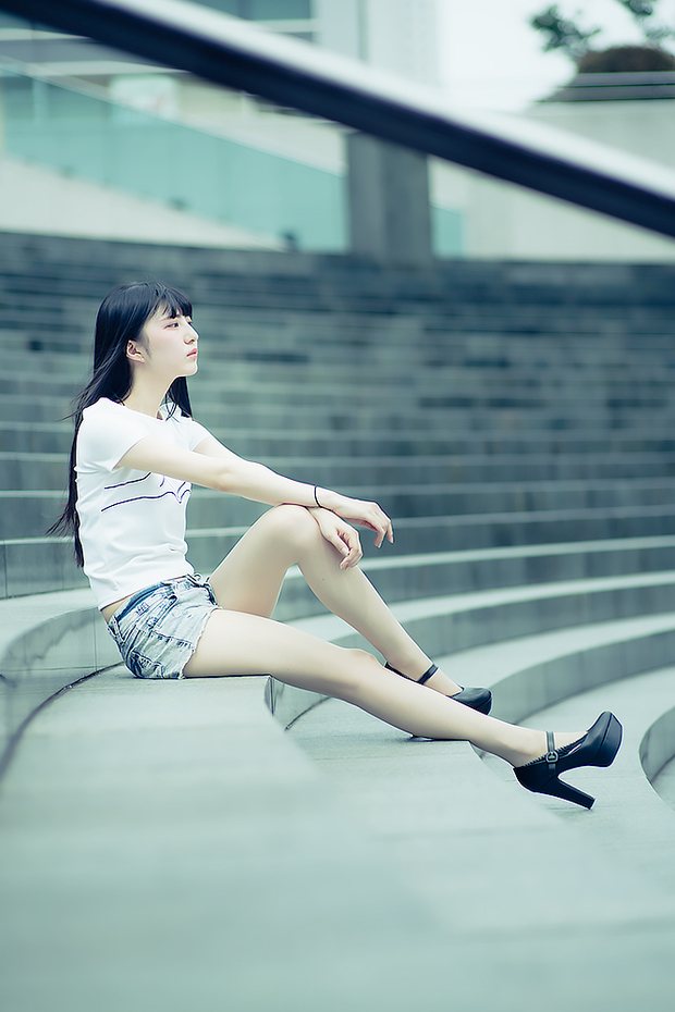 絶世の美脚美女にしてヘソ美人 みりっくさん写真