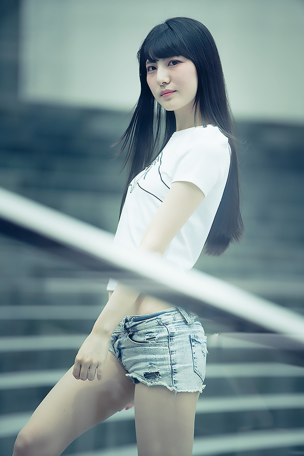 絶世の美脚美女にしてヘソ美人 みりっくさん写真