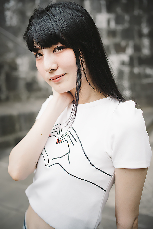 絶世の美脚美女にしてヘソ美人 みりっくさん写真