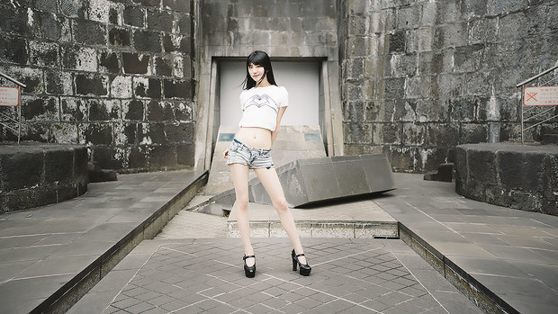 絶世の美脚美女にしてヘソ美人 みりっくさん写真