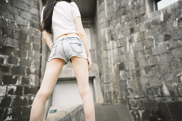 絶世の美脚美女にしてヘソ美人 みりっくさん写真