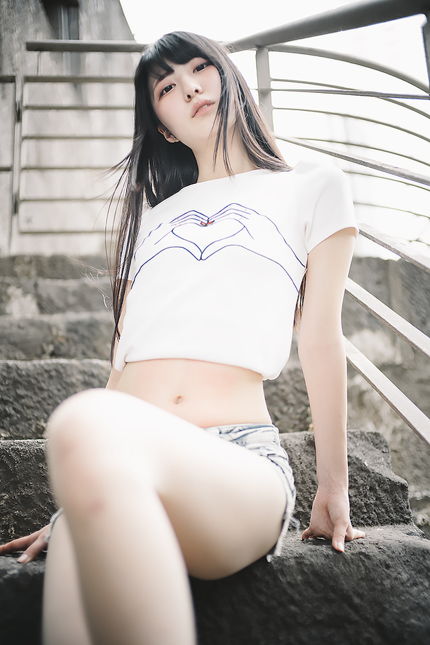 絶世の美脚美女にしてヘソ美人 みりっくさん写真