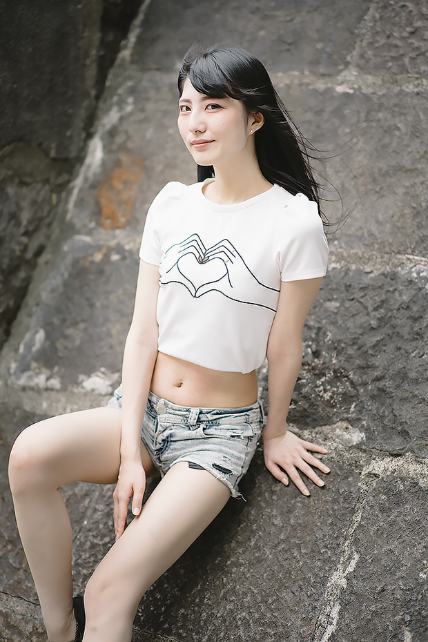 絶世の美脚美女にしてヘソ美人 みりっくさん写真