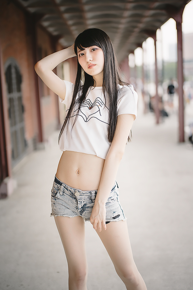 絶世の美脚美女にしてヘソ美人 みりっくさん写真