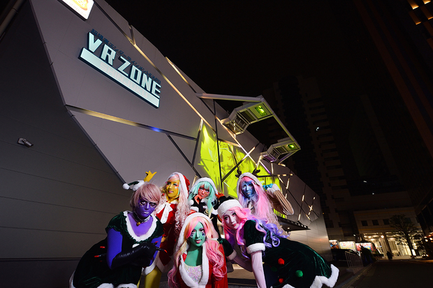 異色肌ギャルがクリスマスコスプレ披露! ミニスカサンタに