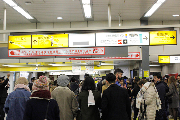 駅構内も人でごった返す