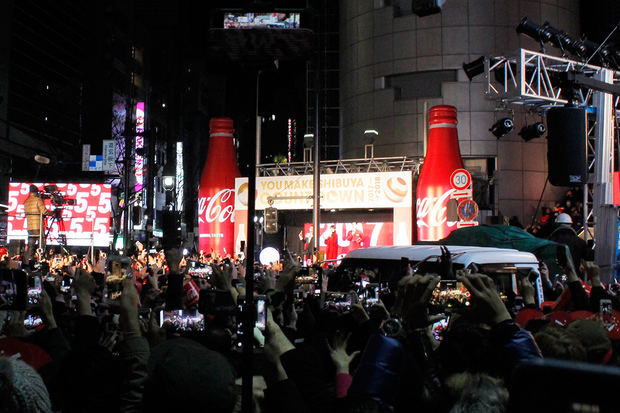 渋谷109のイベントスペースでは、コカ・コーラによるカウントダウン