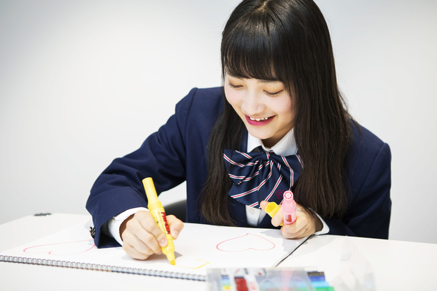 絵を描き始める福田さん