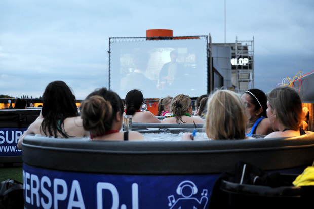 BATHTUB CINEMA