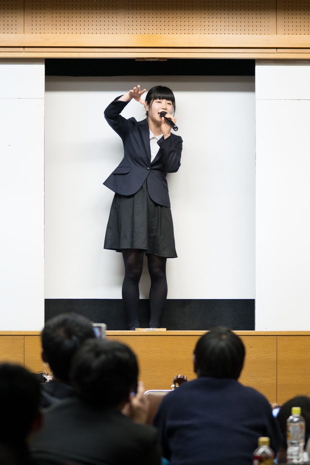 アンコール曲にてホワイトボードに戻っていく眉村さん