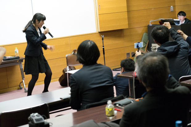ライブを披露する眉村さん