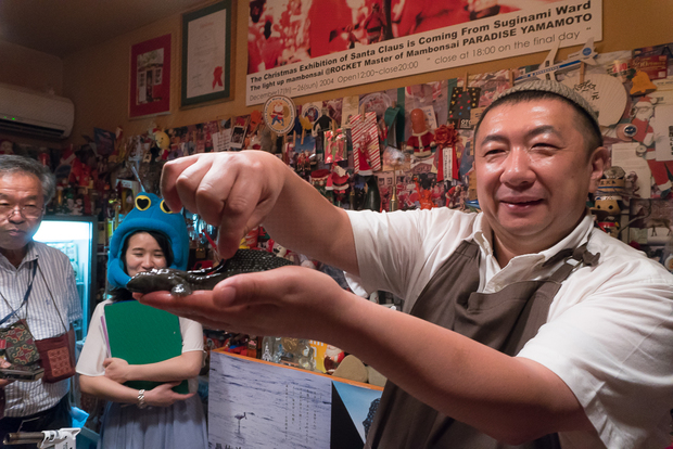 ムツゴロウさんを抱きかかえるパラダイス山元さん