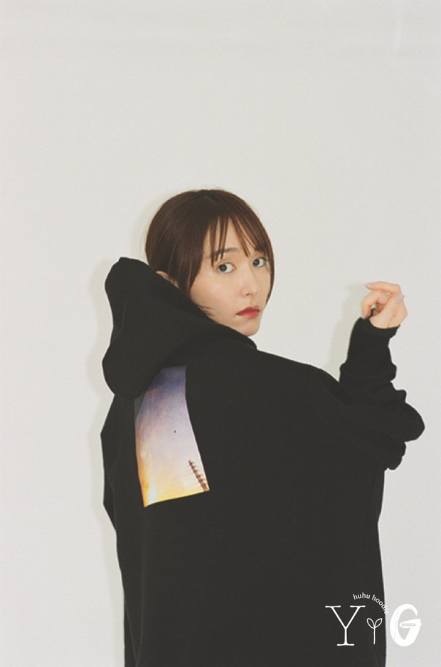 huhu フーディ〉PHOTO PRINT | Yui Aragaki × Ginza huhu hoodie