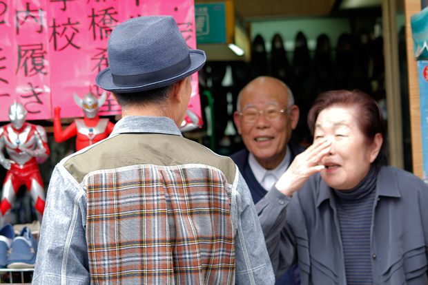 商店街を歩く際には地元の人と気軽に挨拶を交わし合う