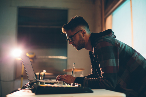 reman-with-glasses-djing