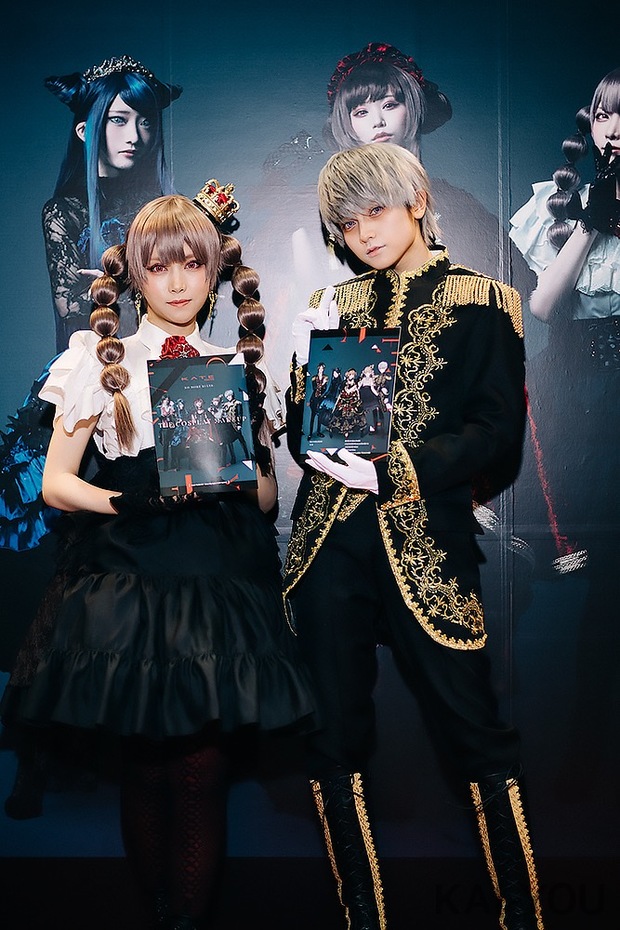 2人が手にしているのが「KATE×人気コスプレイヤー コスプレメイク本」