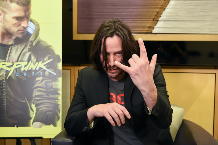 キアヌ・リーブス、ゲームショウに来てた！ 『サイバーパンク2077』ブースにご満悦