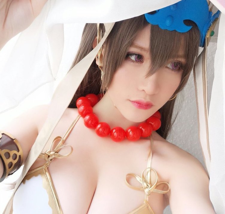 【海外コスプレイヤー】中国のグラマラス女帝　前羽さんに視線が泳いじゃう🏊