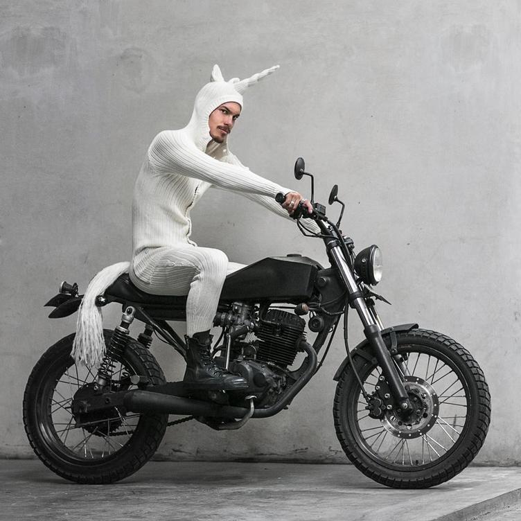 動物モチーフ全身ニットが話題　バイク乗りユニコーンにグラサンのウサギ