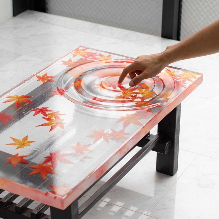 波紋 揺れてる 錯覚するほど透明な紅葉のテーブル 制作に応用科学の知見を活用 Kai You Net