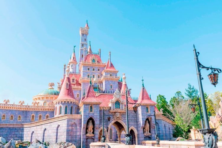 東京ディズニーランド「美女と野獣の城」誕生　延期を経て9月28日オープンへ