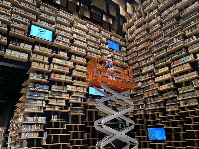 「角川武蔵野ミュージアム」３万冊の壮観　巨大本棚の作業風景を公開
